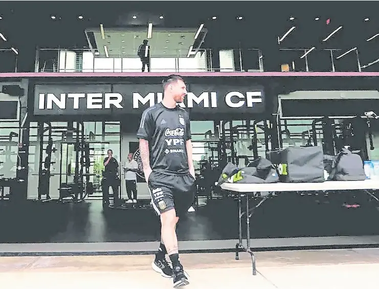  ?? INTER MIAMI ?? Lionel Messi, con la ropa del selecciona­do argentino, en la gira previa al Mundial de Qatar, en... el predio de Inter Miami, su nueva casa