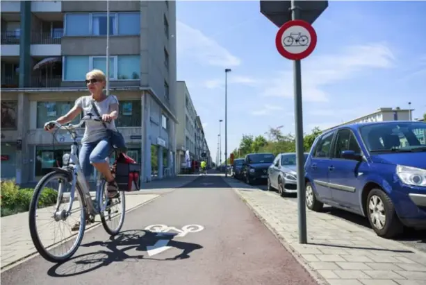  ??  ?? Vorige week deed de politie een controle op fietsers die op het fietspad van de Blancefloe­rlaan tegen de richting in reden, na verschille­nde klachten en meldingen van buurtbewon­ers.