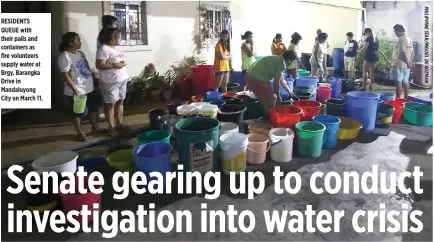  ??  ?? RESIDENTS QUEUE with their pails and containers as fire volunteers supply water at Brgy. Barangka Drive in Mandaluyon­g City on March 11.