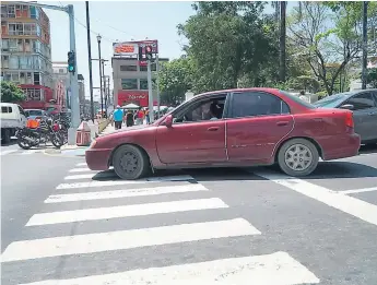  ??  ?? PROBLEMA. El irrespeto al peatón está a la orden del día en las calles y avenidas de la ciudad.