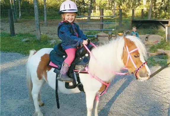  ??  ?? Miley Gauthier, 4 ans, avait été initiée à l’équitation dès l’âge de 2 ans par sa mère. Elle est décédée lorsque son père a reculé sur elle par accident avec une camionnett­e dimanche, sur le terrain de leur résidence de Saint-élie-de-caxton, en Mauricie.