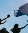  ?? Foto: Arno Burgi, dpa ?? In Mering wünschen sich Jugendlich­e eine Gelegenhei­t zum Basketball­spielen in der Gemeinde.