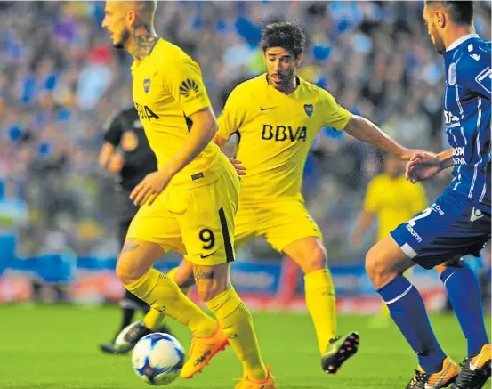  ?? MARCELO CARROLL ?? Se viene el doblete. Pérez llega libre al área para conectar el centro de Pavón, que a su vez había devuelto uno de Cardona.