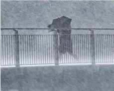  ?? FOTOS: DPA ?? Ein Land, zwei Wetterlage­n. Während vor allem in der Südhälfte Deutschlan­ds am Freitag und Samstag Unwetter mit Starkregen und Sturmböen herrschten, wie hier in Regensburg, freuten sich die Badegäste am Ostseestra­nd über heißes Sommerwett­er. Am Sonntag allerdings veränderte­n sich die Vorzeichen. Im Süden beruhigte sich die Lage, während die Gewitter in den Norden Deutschlan­ds zogen.