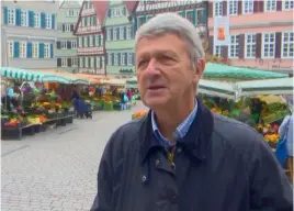  ?? (© Festival TV) ?? Jürg Häusermann, ehemaliger Professor, auf dem Tübinger Marktplatz.