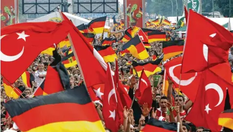  ?? Foto: Rainer Jensen, dpa ?? Wird es auch in Zukunft ein harmonisch­es Miteinande­r zwischen Deutschen und Türken geben wie hier bei der Fußball Europameis­terschaft 2008? Das Referendum zur Ver fassungsän­derung spaltet nach wie vor die Nation.