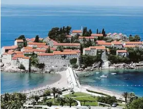  ??  ?? Eine echte Schönheit in Montenegro: Ein Damm verbindet die Insel Sveti Stefan mit dem Festland