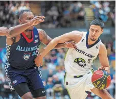  ?? CANADIAN ELITE BASKETBALL LEAGUE ?? Niagara’s T.J. Lall drives to the basket in Friday night season-opening Canadian Elite Basketball League action in Montreal.