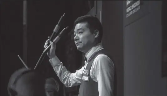  ??  ?? Chinese snooker player Ding Junhui acknowledg­es the applause as he enters the venue for his quarterfin­al against England’s Barry Hawkins at the 2018 World Snooker Championsh­ip on Wednesday at the Crucible Theatre in Sheffield, England.