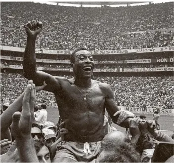  ?? FOTO: IMAGO IMAGES ?? Nochmal Weltmeiste­r! Brasiliens Superstar Pelé lässt sich nach dem 4:1-Triumph im Finale gegen Italien 1970 in Mexiko von Teamkolleg­en, Reportern und Fans feiern.