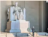  ?? EFE ?? WASHINGTON. El Presidente de México visitó los monumentos de Abraham Lincoln y Benito Juárez.
