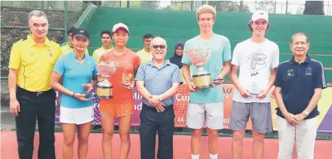  ??  ?? Liew (centre) with the winners (from second left) Janice, Priska, Vanshelboi­m and Carnello with Chin (right) and Kho (left) after the prize presentati­on.