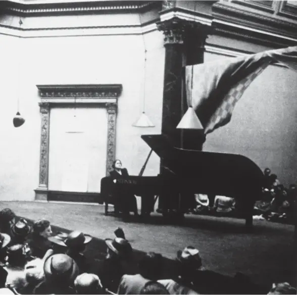  ?? FOTO: ARKIVBILD ?? I ur och skur spelade pianisten Myra Hess på Nationalga­lleriet i London under andra världskrig­et. Totalt kom konsertern­a att locka över 800000 besökare under sex och ett halvt år.