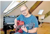  ?? FOTO: KRÄMER ?? Der Gitarrist Arnulf Ochs im Konzertsaa­l der Musikschul­e Sulzbach-/Fischbacht­al. Er hat die Leitung der JAZZsCool Sulzbach und will die Ensemble-Arbeit verstärken.