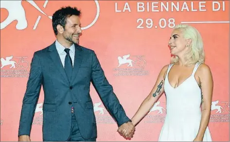  ?? CLAUDIO ONORATI / EFE ?? Bradley Cooper y Lady Gaga exhibieron una buena conexión personal y artística al comparecer en la Mostra