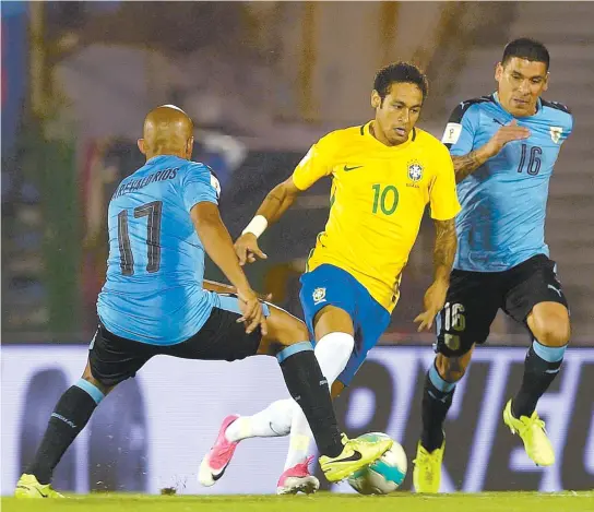  ??  ?? Autor de um golaço de cobertura contra o Uruguai, Neymar deixa a marcação de Arévalo Ríos e Maxi Pereira para trás. Brasil goleia com facilidade