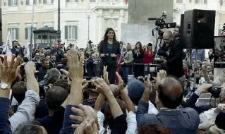  ??  ?? Montecitor­io Virginia Raggi durante la manifestaz­ione di ieri M5S contro l’approvazio­ne della legge elettorale