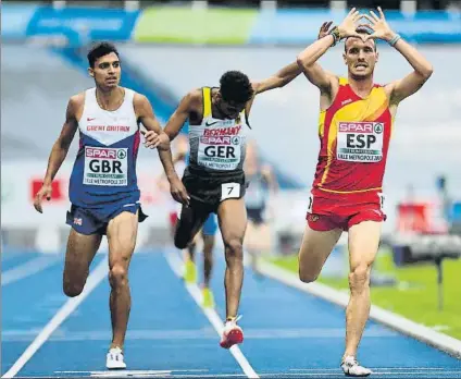  ??  ?? Toni Abadía entra vencedor en la prueba de 5.000 metros del Europeo de seleccione­s que hoy finalizará en Lille (Francia)