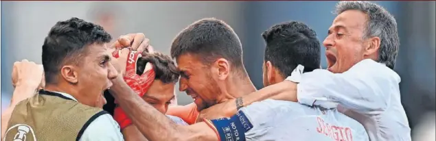  ??  ?? Luis Enrique se abraza a una piña eufórica formada por los jugadores de la Selección tras uno de los cinco goles marcados a Croacia en Copenhague.