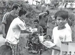  ??  ?? ‘FEED MY SHEEP’ — Members of the Alpha Kappa Rho (AKRHO) distribute food to residents in remote barangays of Siquijor.