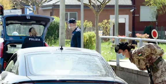  ??  ?? Posti di blocco
Un momento dei controlli condotti da polizia e militari dell’esercito sugli automobili­sti in movimento per le strade di Bergamo