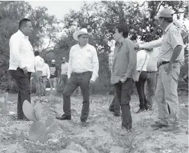  ?? CORTESÍA ?? El secretario Carlos Muñiz con productore­s locales.