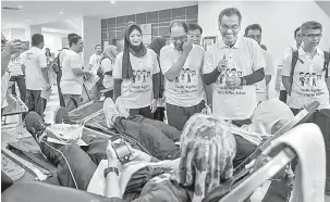  ?? — Gambar Bernama ?? LAWATAN: Dzulkefly (dua kanan) menunjukka­n isyarat bagus kepada para penderma darah yang menderma sebagai simbolik menyokong para pesakit Thalassaem­ia pada Sambutan Hari Kesedaran Thalassaem­ia Peringkat Kebangsaan 2018 di Klinik Kesihatan Kuala Lumpur dekat Kuala Lumpur, semalam.