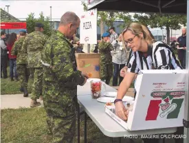  ?? PHOTO : IMAGERIE CPLC PICARD ?? La vente de pointes de pizza et de hot dog pour le dîner a permis de récolter plus de 700 $ au profit de la Fondation Terry Fox.