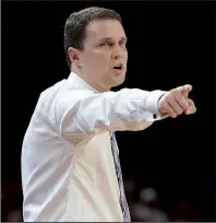  ?? NWA Democrat-Gazette/ANDY SHUPE ?? LSU Coach Will Wade directs his players against Arkansas on Saturday at Walton Arena in Fayettevil­le. LSU broke a nine-game road losing streak and won their second game at Arkansas under Wade.