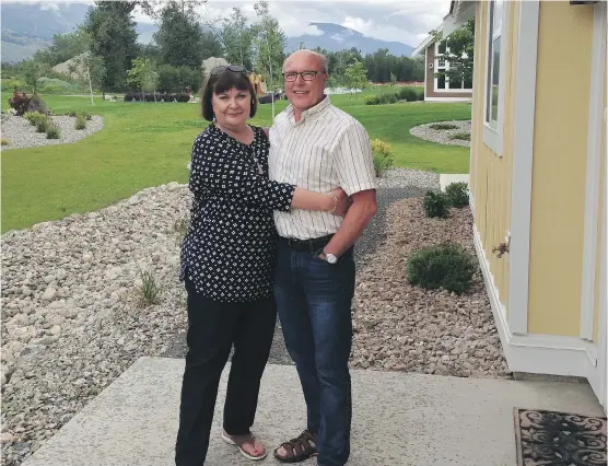  ?? BARB LIVINGSTON­E/ FOR THE CALGARY HERALD ?? Donna and Frank Fairhurst eventually plan to retire to the gated lakefront community of The Cottages on Osoyoos Lake.