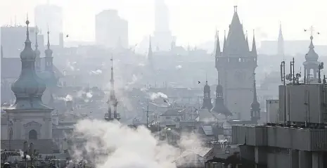  ?? Foto: Michal Šula, MAFRA ?? Praha zahalená Smog patří mezi největší problémy, které hlavní město trápí především v zimě. Lídři stran, které v metropoli usilují o úspěch ve volbách, slibují opatření, která mají úroveň životního prostředí pozvednout.
