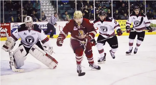  ??  ?? Samuel L’Italien (9), du Titan d’Acadie-Bathurst, tente de récupérer la rondelle devant Jérémy Laframbois­e (21) et le gardien Evgeny Kiselev, des Remparts de Québec. - Collaborat­ion spéciale: Emmanuelle Parent