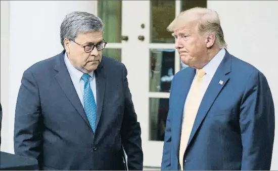  ?? ALEX BRANDON / AP ?? La separación de poderes es una asignatura pendiente para Trump, fotografia­do aquí en la Casa Blanca junto al fiscal general Barr