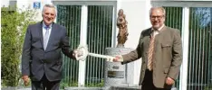  ?? Foto: Alice Lauria ?? Symbolisch übergibt Martin Echter (links) einen riesigen Rathaussch­lüssel an seinen Nachfolger Heinz Geiling.