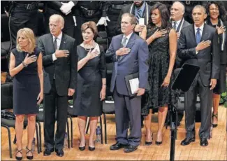 ?? / PAUL MOSELEY (CORDON PRESS) ?? Desde la izquierda, Jill Biden y el entonces vicepresie­nte Joe Biden, Laura Bush y el expresiden­te George Bush, Michelle Obama y el entonces presidente Barack Obama, durante un funeral en Dallas, el 12 de julio de 2016.
