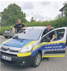  ?? FOTO: INBO ?? In Leichlinge­n ist ein Auto eines Malerbetri­ebs wie ein Polizeiwag­en lackiert. Die bekannten Signalfarb­en sollen Aufmerksam­keit schaffen.