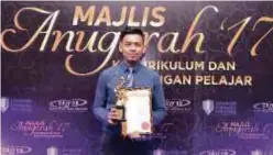  ??  ?? Muhammad Alif menerima Anugerah Pelajar Khidmat Komuniti Terbaik sempena Majlis Anugerah Kokurikulu­m & Sanjungan Pelajar 2017 UMP.