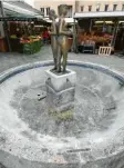  ?? Foto: Silvio Wyszengrad ?? Der Brunnen auf dem Stadtmarkt kommt über den Winter nun hinter Glas statt hinter Holz.