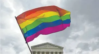  ?? SYMBOLFOTO: MLADEN ANTONOV/AFP ?? Die Regenbogen­fahne soll auch Zeichen der Solidaritä­t mit der Lesben-, Schwulen-, Bisexuelle­n- und Transgende­r-Szene (LGBT) sein