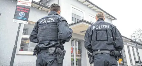  ?? FOTO: DPA/FELIX KÄSTLE ?? Ein Bild, das vielen Passanten Sicherheit gab: Polizisten am Ravensburg­er Bahnhof.