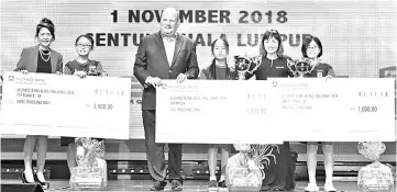  ??  ?? Teo (second right) and Kornreich (centre) together with the winners of the AEIOU Financial Comic Strip Challenge 4.