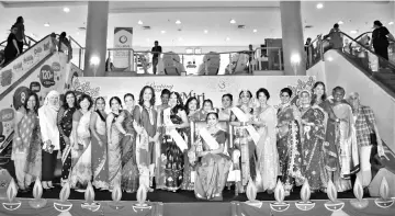  ??  ?? Dr Kaniska (seated) flank by Mukta (left), Drew in a photo call with Lorna (sixth right), Lau (eighth left), Sara (left), judges and other contestant­s.