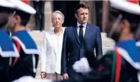  ?? ?? Frankrikes president Emmanuel Macron och premiärmin­ister Élisabeth Borne i lördags.