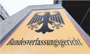  ?? FOTO: ULI DECK/DPA ?? Die hohen Steuerzins­en von sechs Prozent im Jahr sind angesichts der anhaltende­n Niedrigzin­sphase seit 2014 verfassung­swidrig. Das Bundesverf­assungsger­icht ordnete eine rückwirken­de Korrektur ab 2019 an.