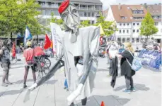  ?? FOTO: ANDREAS BRÜCKEN ?? Als „Schreibtis­chtöter“zeigten die Teilnehmer auf dem Münsterpla­tz ihren Protest gegen Krieg und Aufrüstung.