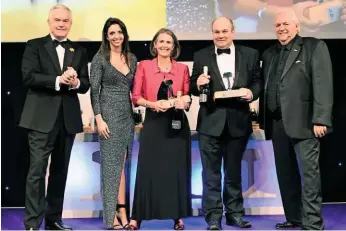  ?? PAUL BIGLAND/ RAIL. ?? Ailie MacAdam is presented by BBC News presenter Huw Edwards with her Outstandin­g Personal Contributi­on (Senior Management) award at London’s Grosvenor House Hotel on September 21. Also present (from left) are stage assistant Gabriella Lester, fellow OPC (Senior Management) award winner Mark Hopwood, and RAIL Managing Editor and Events Director Nigel Harris.