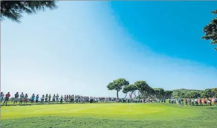  ?? FOTO: LET ?? Jugadoras, oficiales y aficionado­s guardaron un sentido minuto de silencio en la 1ª jornada del Estrella Damm Mediterran­ean Ladies Open