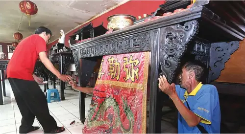  ?? BOY SLAMET/JAWA POS ?? RITUAL TAHUNAN: Menyambut perayaan tahun baru Imlek, Kelenteng Tjong Hok Kiong di Jalan Hang Tuah, Sidoarjo, dibersihka­n sejak Senin (12/2).