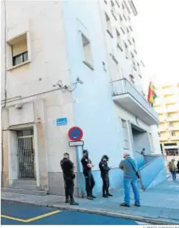  ?? ALBERTO DOMÍNGYUEZ ?? Varios policías aguardan en la puerta de la Audiencia Provincial de Huelva.