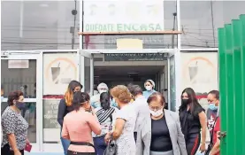  ??  ?? las largas filas se presentan no sólo para los pacientes de la mañana, sino también para los de la tarde